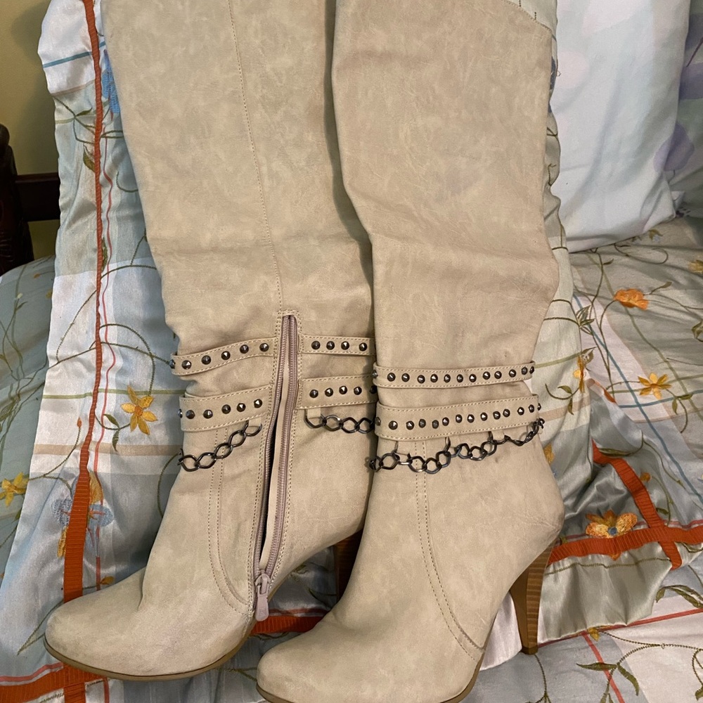 Chain boots